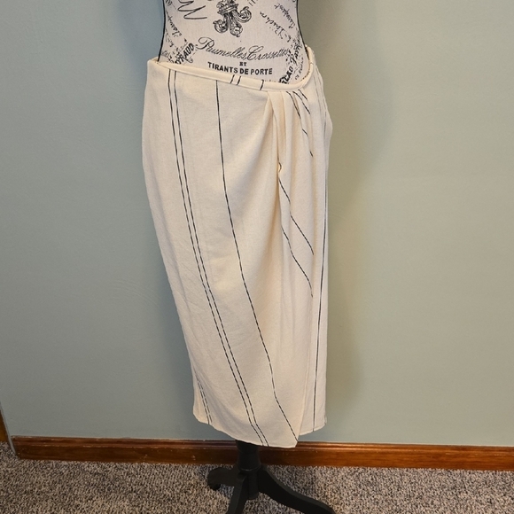 Elegant Cream Skirt with Black Stripes - Picture 1 of 4